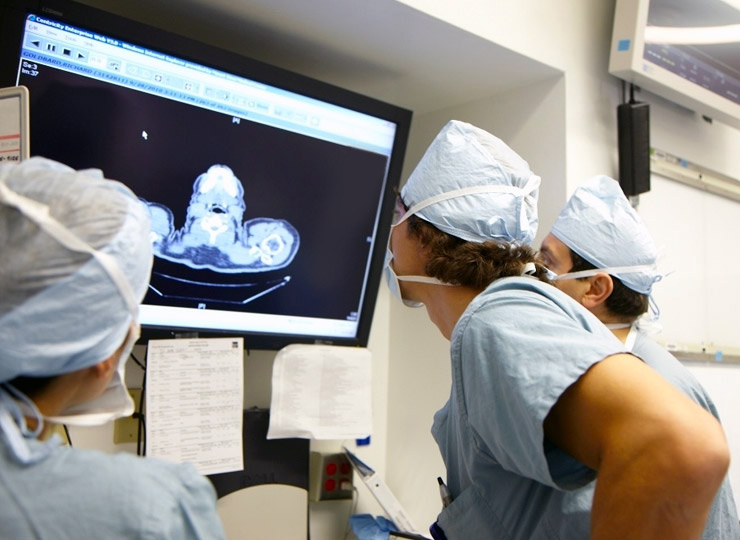 Image of Dr. Raja Flores, Chief of Thoracic Surgery, reviewing heart image on a monitor