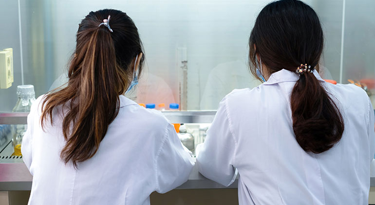 Female researchers in lab